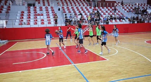 Bayraklı’da okullar arası basketbol turnuvası
