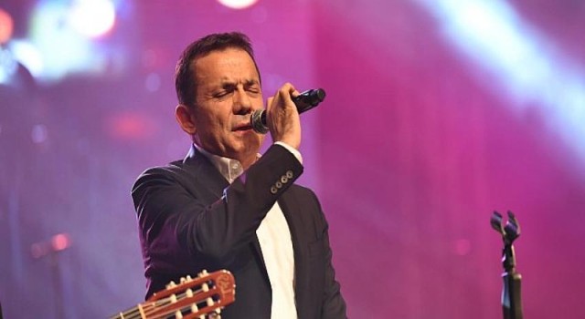 Başkan Özyiğit “Islak Islak” şarkısıyla eşitliğe ses verdi...Mersin Yenişehir