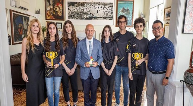 Başkan Soyer robot dünya şampiyonlarını ağırladı...İzmir