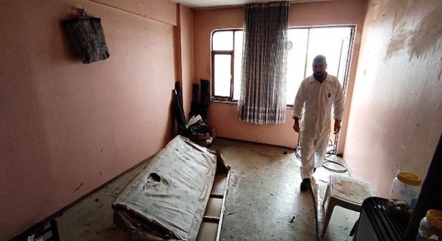 Çöp ev temizlenip dezenfekte edildi...Osmangazi Belediyesi