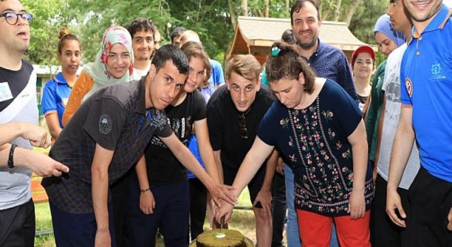 Özel öğrencilere yıldız futbolcu Kerem Aktürkoğlu’dan ziyaret...Kocaeli