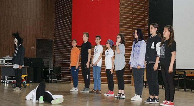 Remzi Molvalıoğlu Ortaokulu tiyatro ekibi sahne aldı