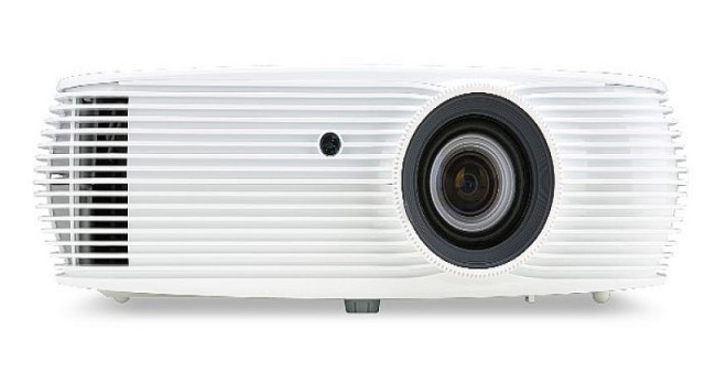 Yazın sinema keyfini evinde yaşamak isteyenler için; Acer P5530i projeksiyon