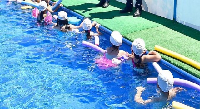Beydağlı çocukların yüzme sevinci