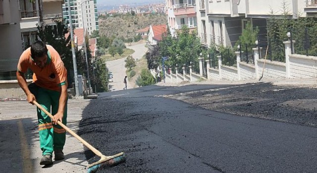 Çankaya Belediyesi, bu hafta Emek, Kırkkonaklar ve Yaşamkent Mahallesinde tam kaplama asfalt çalışması yaptı.