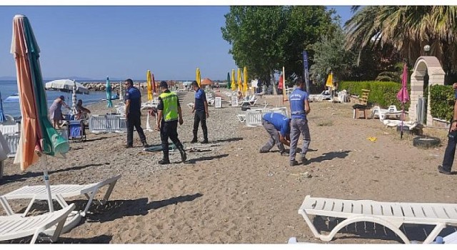 Edremit sahillerinde izinsiz şezlonglar toplandı
