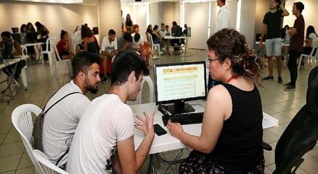 Konaklı gençlere üniversite yolunda rehber desteği