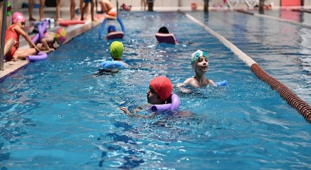 Minik yüzücülerin sertifika heyecanı... Osmangazi Belediyesi