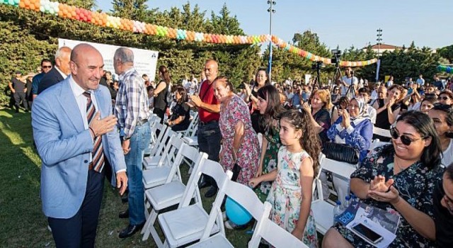 Miniklerin ilk mezuniyet heyecanına Başkan Soyer de ortak oldu..İzmir