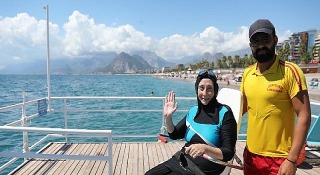 Engelliler denizin tadını Engelsiz Plaj ’da çıkartıyor