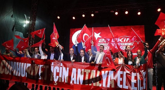 Antalya’da muhteşem Cumhuriyet coşkusu