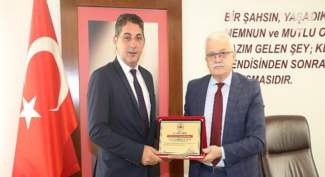 Burhaniye Belediye Başkanı Ali Kemal Deveciler yılın en başarılı Belediye Başkanı seçildi