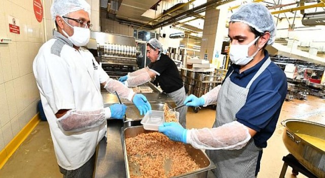 İzmir Büyükşehir Belediyesi öğrencilere yemek noktasını 6’ya çıkardı