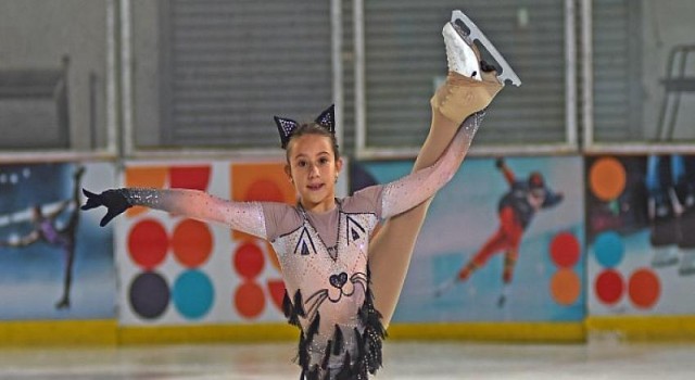 Minik buz pateni sporcusu Doğa annesinin yolunda