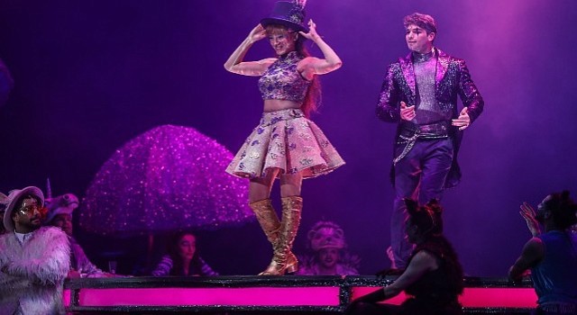 Mor ve Ötesi | Zorlu Performans Sanatları Merkezi