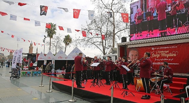 Antalya Büyükşehir'den Cumhuriyet Sevgi Meydanı Etkinliği