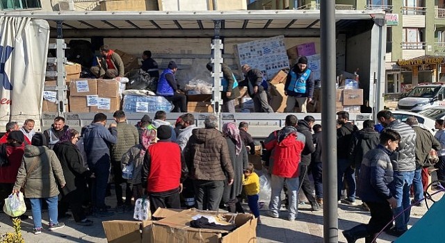 Antalya Büyükşehir Belediyesi&#39;nin yardım tırları Hatay'a ulaştı