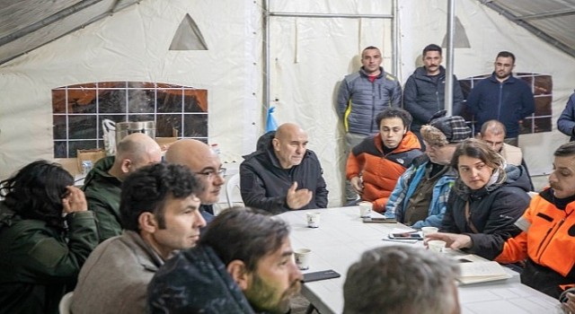 Başkan Soyer Hatay'da koordinasyon merkezine geldi