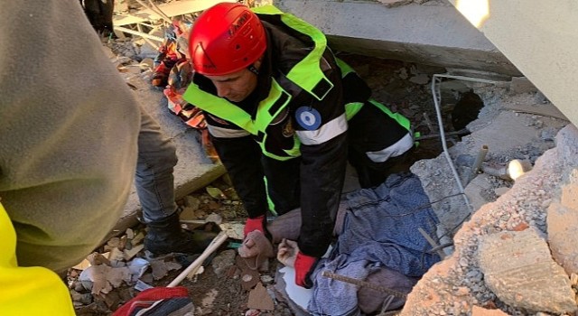 Canik Belediyesi Arama Kurtarma Enkaz Altında Kalan Vatandaşı Kurtardı