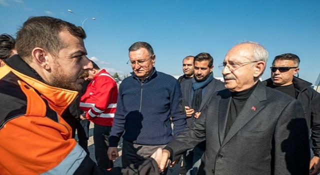 CHP lideri Kılıçdaroğlu, İzmir Büyükşehir'in Hatay'daki koordinasyon merkezini ziyaret etti