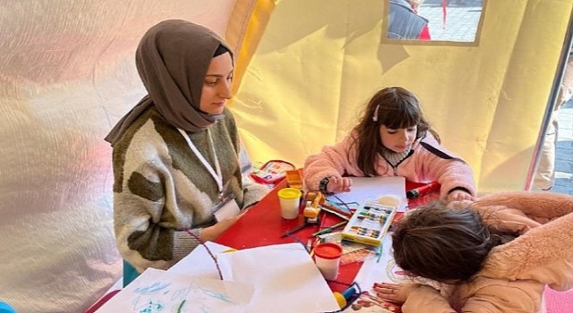 Depremi yaşayan çocuklar için oyun en iyi ilaçtır