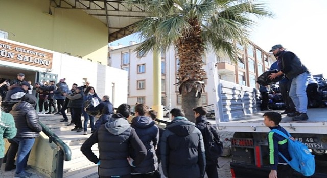 Efes Selçuk Belediyesi'nden Deprem Bölgesine Ekmek ve Sıcak Yemek