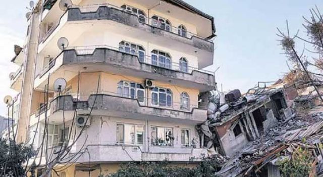 Hatay'da saksı bile düşmeyen binanın sırrı!