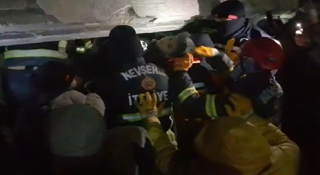 Nevşehir Belediyesi İtfaiye Müdürlüğü Ekipleri Kahramanmaraş'ta Yıkılan Binanın Enkazından 44 Sat Sonra Bir Çocuğu Daha Kurtardı