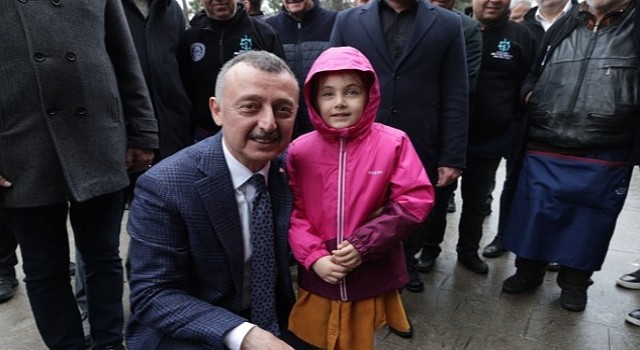 Başkan Büyükakın, Perşembe Pazarı'nı dolaştı