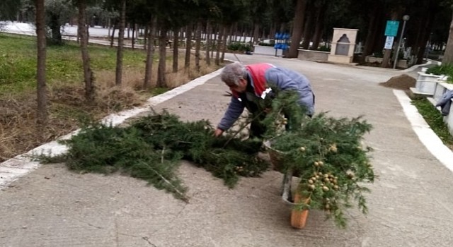 Burhaniye'nin Mezarlıklarında Periyodik Bakım Yapılıyor