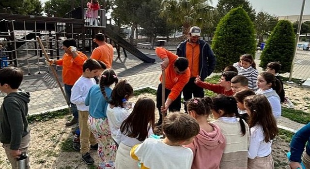 Çeşme'de okul bahçeleri meyve bahçesine dönüşüyor