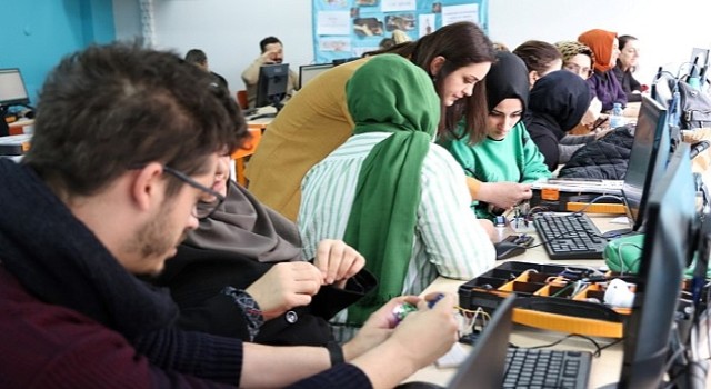 Robotik kodlama atölyeleri KO-MEK'te