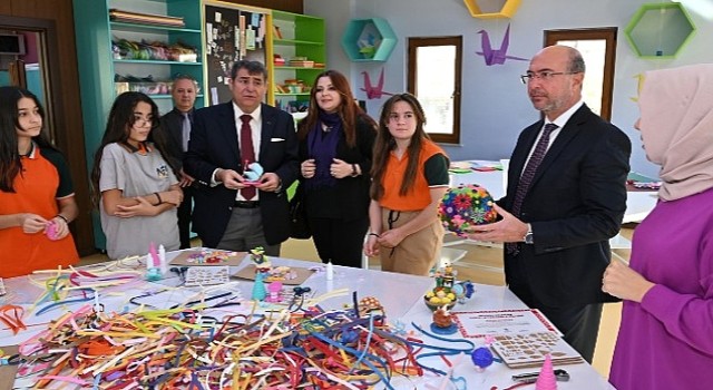Selçuklu Belediyesi'nin okul dışı öğrenme ortamlarından bir tanesi olan “Sanat ve Tasarım Atölyesi” sürdürdüğü faaliyetlerle yıl boyunca öğrencilerden yoğun ilgi görüyor
