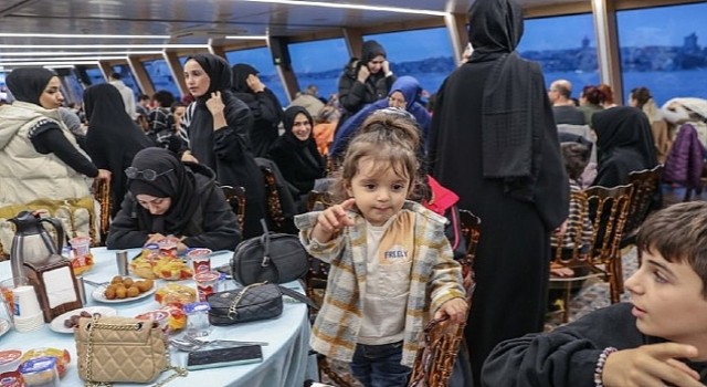Üsküdar'da Yaklaşık 300 Depremzede İftarını Boğazda, Valide Sultan Gemisi'nde Yaptı