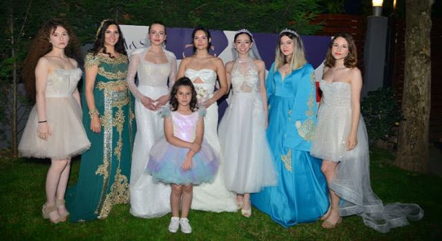 10. yıla renkli defile