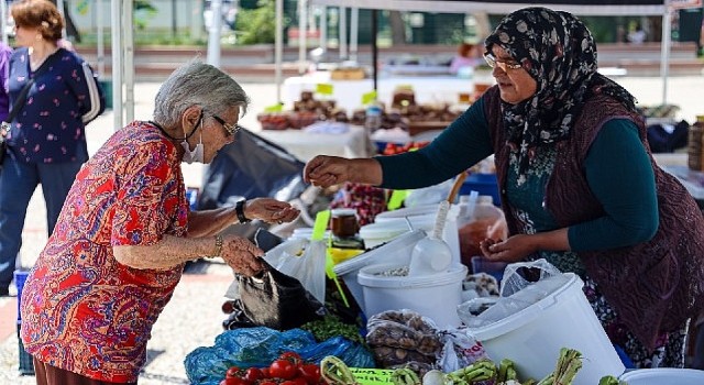 Karşıyaka'da atalık tohumların mahsulleri tezgahları süsledi