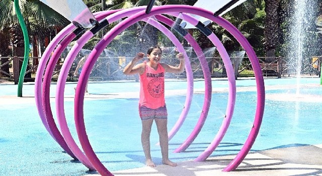 Çukurova'da su oyun parkları açıldı