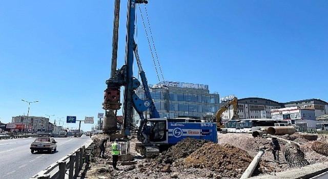 Kaşkaldere Kavşağı'nda köprü kazıkları çakılıyor
