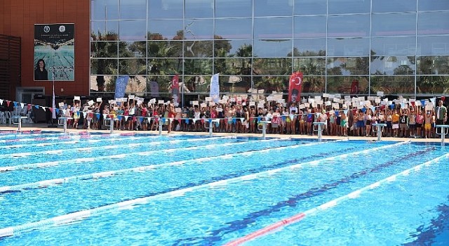 750 Öğrenci Aydın Büyükşehir Belediyesi'nden yüzme sertifikalarını aldı