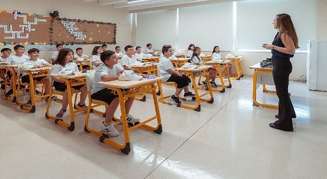 Darüşşafaka'da ilk ders zili bu yıl depremden etkilenen öğrenciler için de çaldı