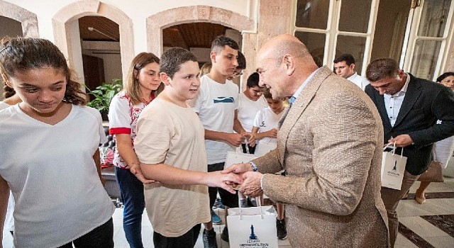 Görme engelli milli takım sporcuları Başkan Soyer'i ziyaret etti