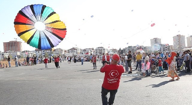 Küçükçekmece'deki Uçurtma Şenliği'nde 7'den 70'e Eğlence