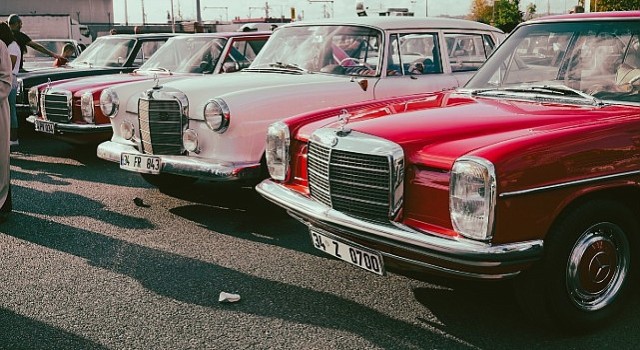 Rengarenk Klasik Otomobiller Harem'den Üsküdar Meydanına doğru nostaljik tura çıktı
