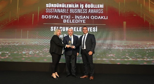 ”Efes Tarlası Yaşam Köyü'ne Sürdürülebilir İş Ödülü”