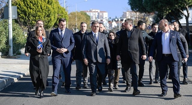 Başkan Tugay, Buca'da asfalt çalışmalarını inceledi yeni alanlar için talimat verdi