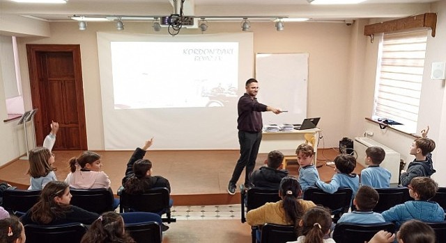 İzmir'in tarihini sergiler, atölyeler ve öykülerle öğreniyorlar