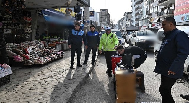 Karabağlar Belediyesi'nden kaldırım ve yol işgallerine karşı ikili denetim