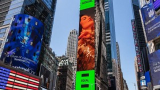 Spotify eQual müzik programı ile göksel new york tımes sQuare’de