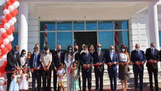 Dr. Suat Günsel Devlet İlkokulu Lefkoşa, Cumhurbaşkanı Ersin Tatar’ın katılımıyla düzenlenen törenle KKTC Milli Eğitim ve Kültür Bakanlığı’na teslim edildi