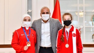 Trabzon Büyükşehir Belediye Başkanı Murat Zorluoğlu şampiyonları ağırladı